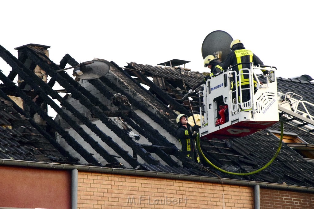 Feuer 2 Vollbrand Reihenhaus Roggendorf Berrischstr P220.JPG - Miklos Laubert